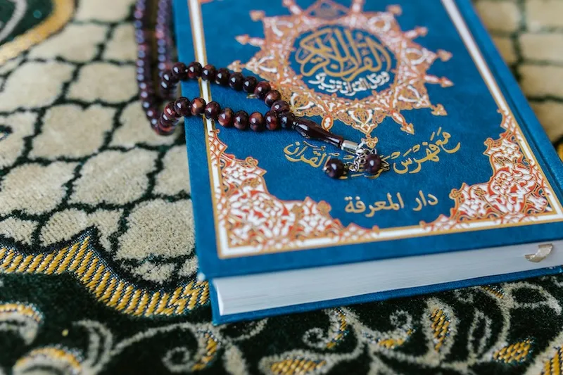 An image of a prayer scene for Ramadan