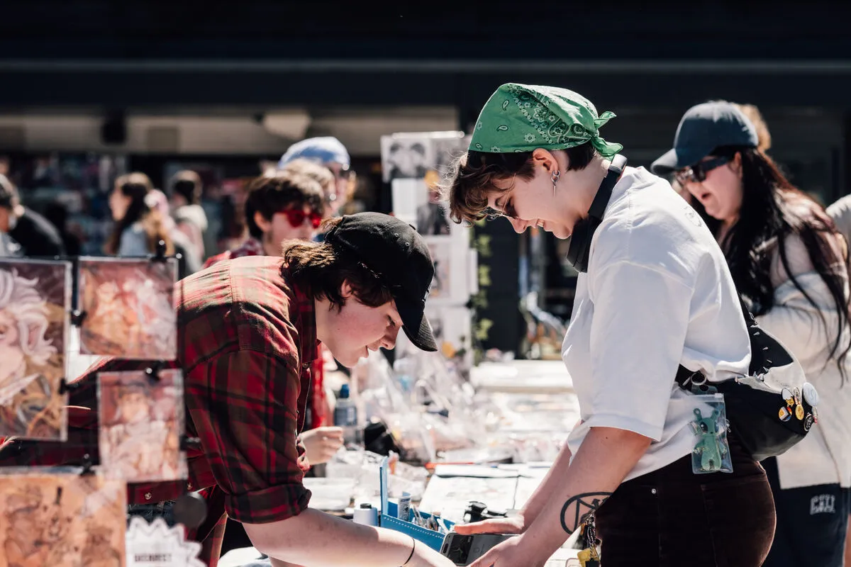 Student purchasing item at the SU spring market