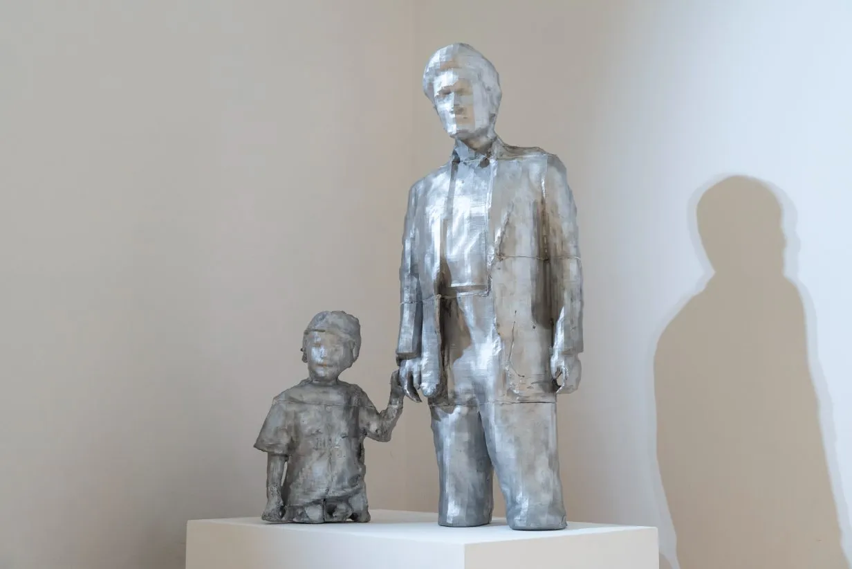 A sculpture of a child and their parent by Kota Ishida