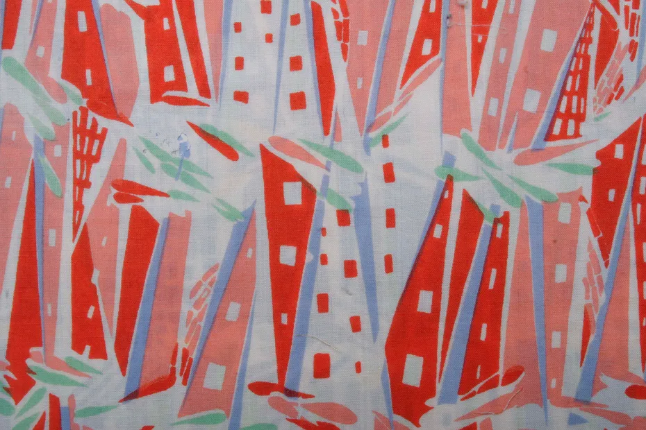 Hand-printed swatch, ‘Metropolis’. Design by Georgina von Etzdorf, 1981. © Georgina von Etzdorf / Crafts Study Centre (2009.20.35)