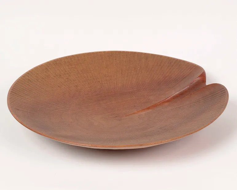 French walnut fluted dish with thumb notch. David Pye, c.1956, © E. and J. Pye / Crafts Study Centre (F.78.2)