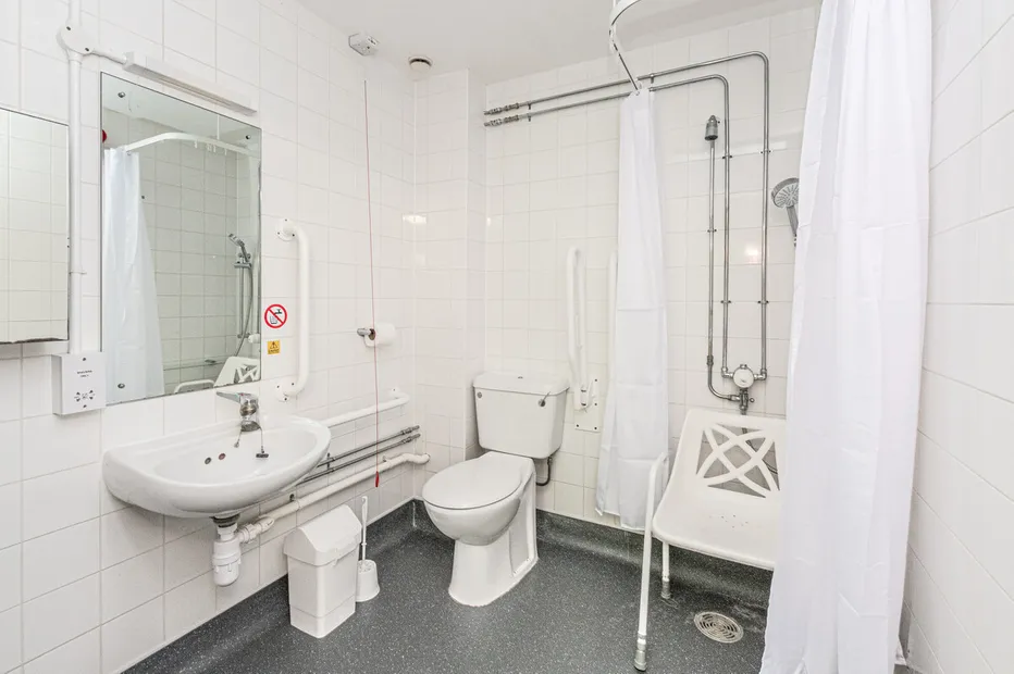 Worple Road, Epsom, Accommodation: Accessible ensuite