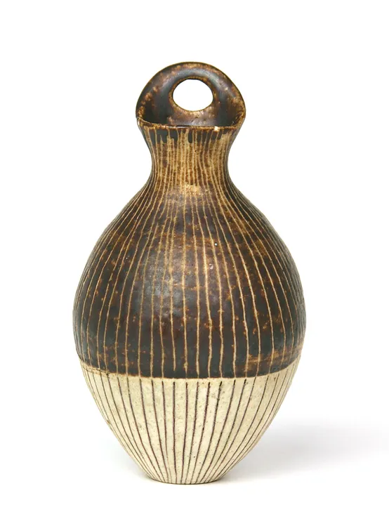 Hanging wall vase, porcelain with incised decoration. Lucie Rie. © Estate of the artist / Crafts Study Centre (P.74.75)