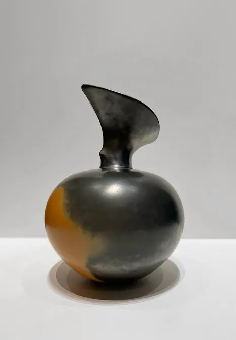 Magdalene Odundo, Untitled (Vessel), 1987 Burnished and carbonised terracotta. Courtesy of the artist and LGDR. © Magdalene A. N. Odundo DBE.