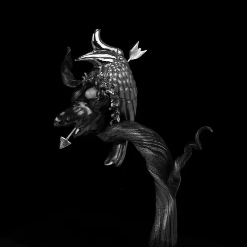 Untuk Ho-ting (For the casque), 2024 bronze, sterling silver, Tahitian baroque pearl, Anjan wood © Céline Munisso